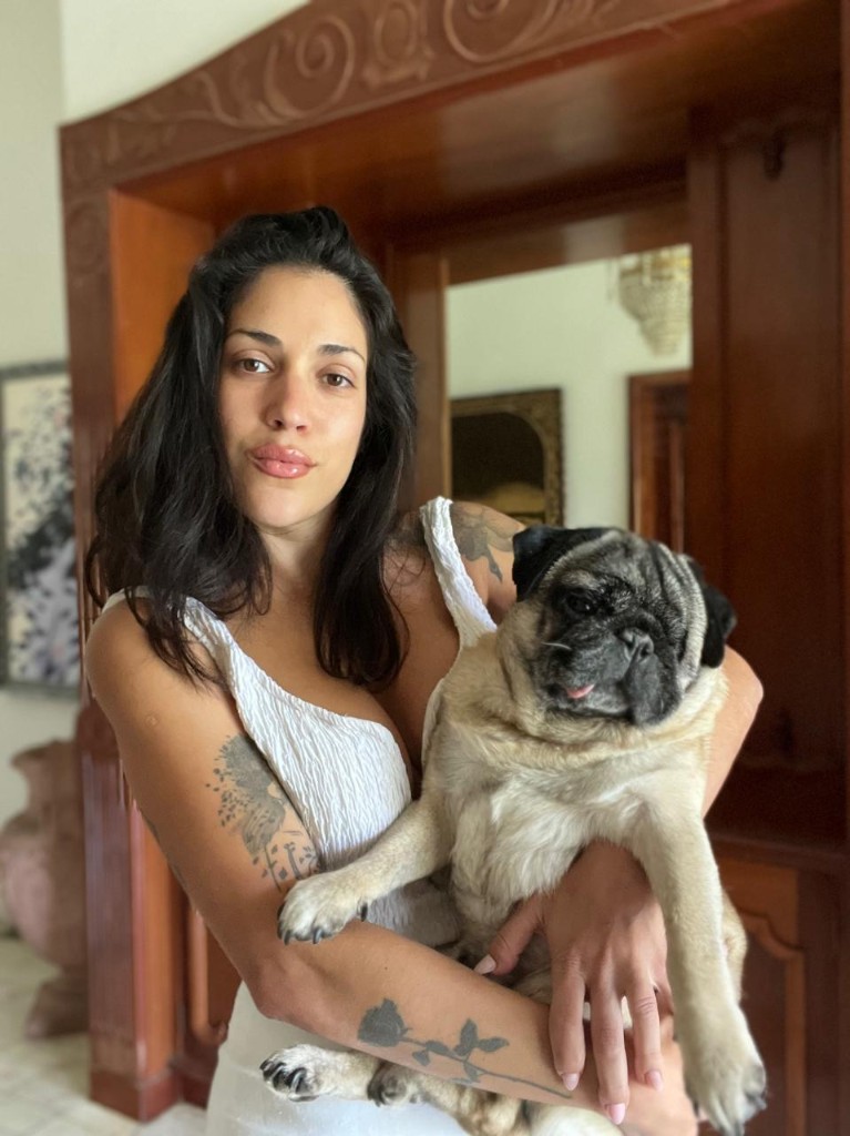Victoria Citro, artista y autora de la guía, junto a una mascota